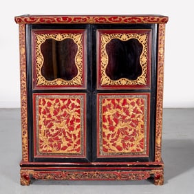 Chinese Export carved and gilt lacquered cabinet