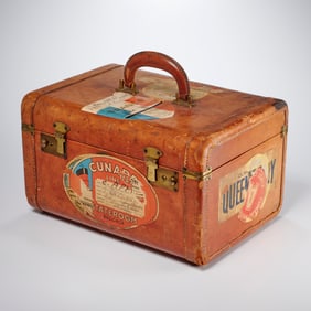 Small vintage leather travel case, ex. Carl Apfel