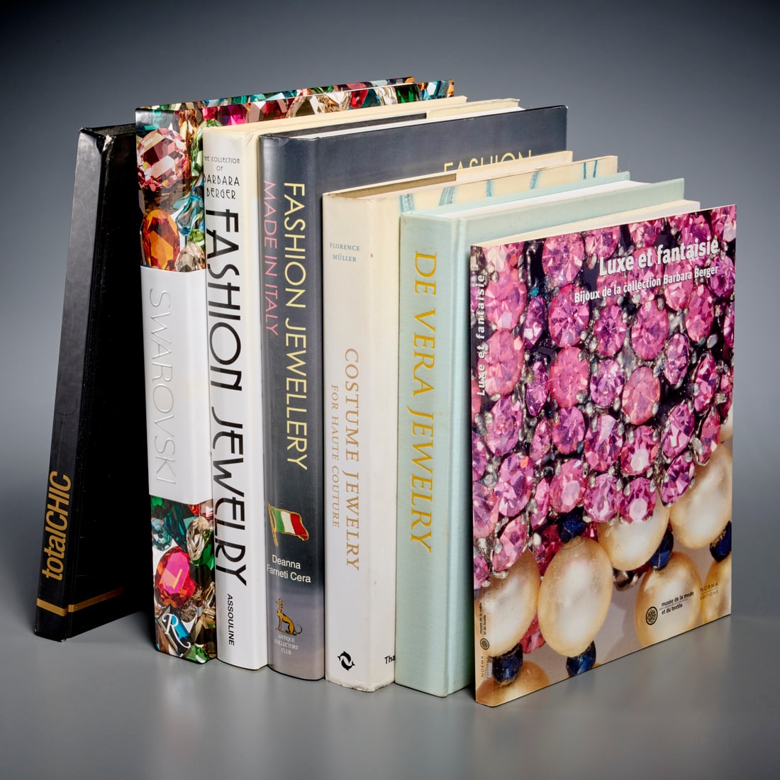 Fashion Jewelry, (7) vols.: Fashion Jewelry, (7) vols., Incl. 1) Frederico de Vera. Jewelry. 2010, 1 of 2500 copies; 2) Florence Muller. Costume Jewelry for Houte Couture. Thams & Hudson, 2006; 3) Fashion Jewelry: The Collection