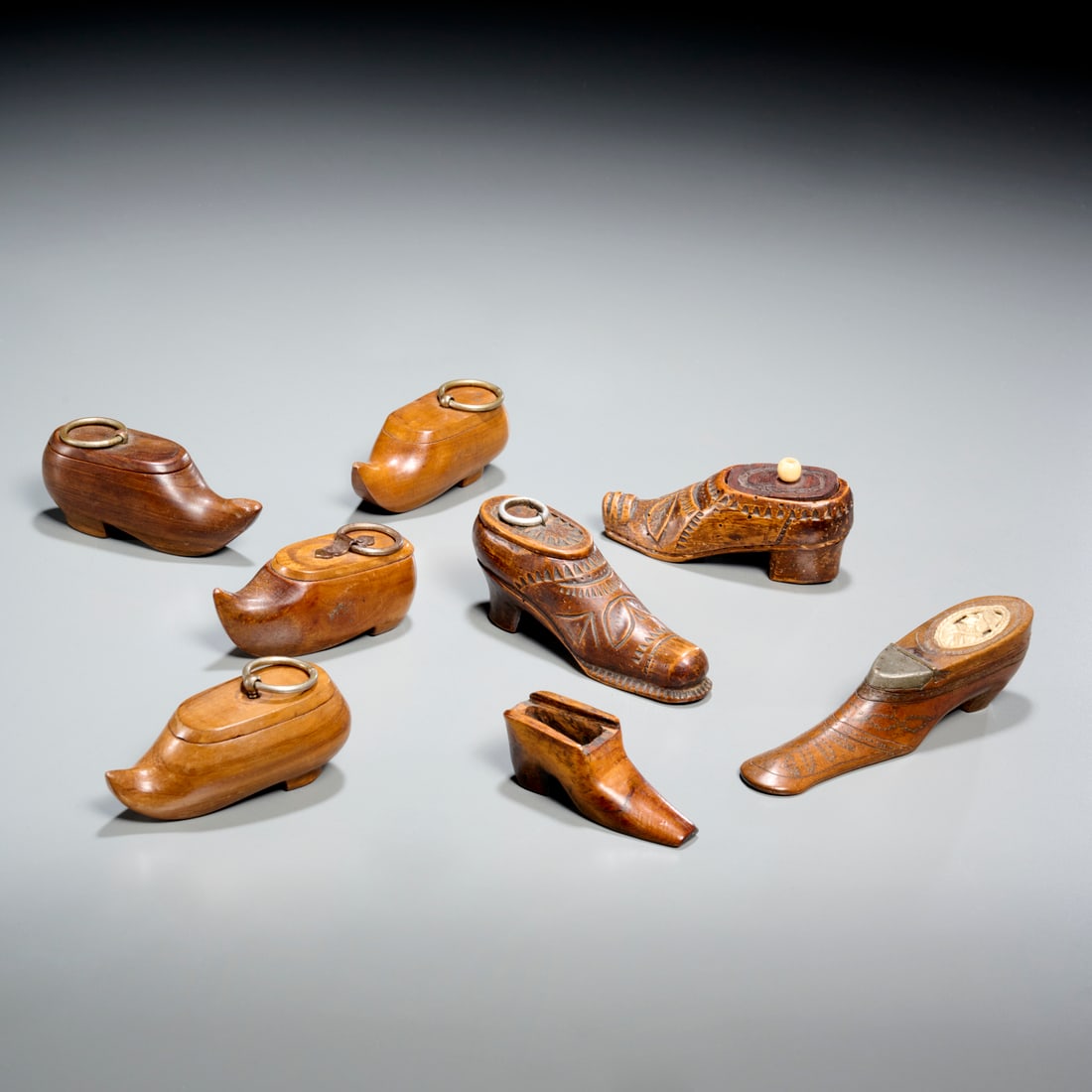 Group antique treenware shoe snuff boxes (1 of 5)