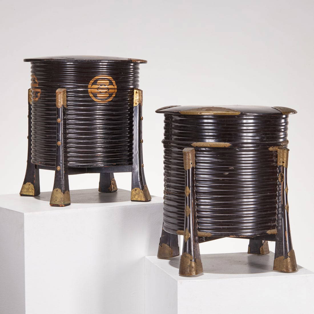 (2) Japanese lacquer Hokai boxes, Sagarifuji mon