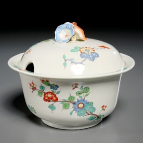 Chantilly kakiemon porcelain bowl & cover, 18th c.