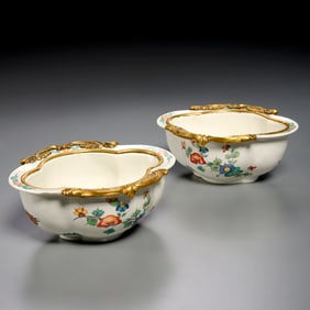 Pair Chantilly kakiemon porcelain bowls, 18th c.