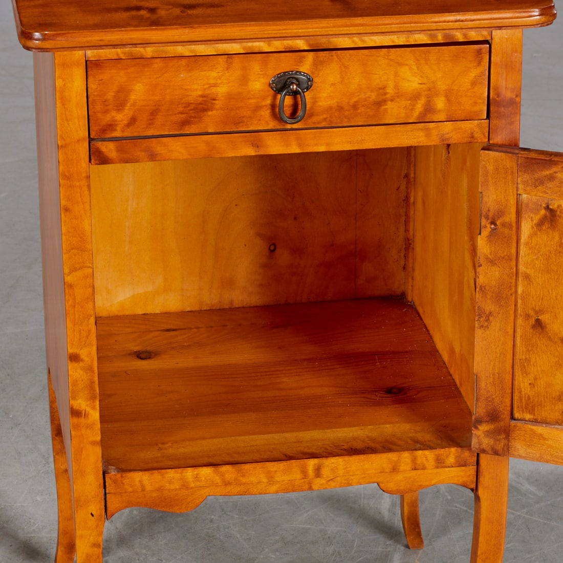 Pair Continental bedside cabinets - 7