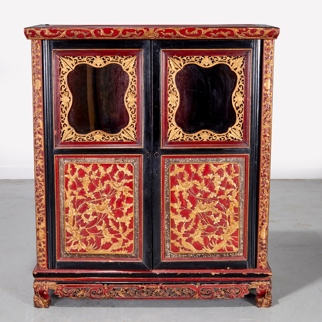 Chinese Export carved and gilt lacquered cabinet (1 of 8)