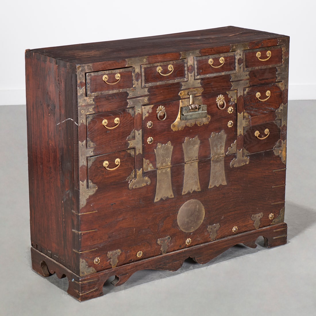 Korean bandaji cabinet (1 of 6)