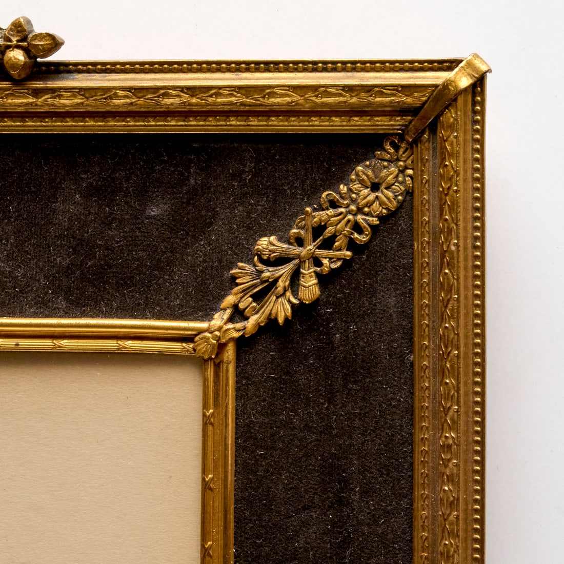 Group assorted Continental wall decorations - 3