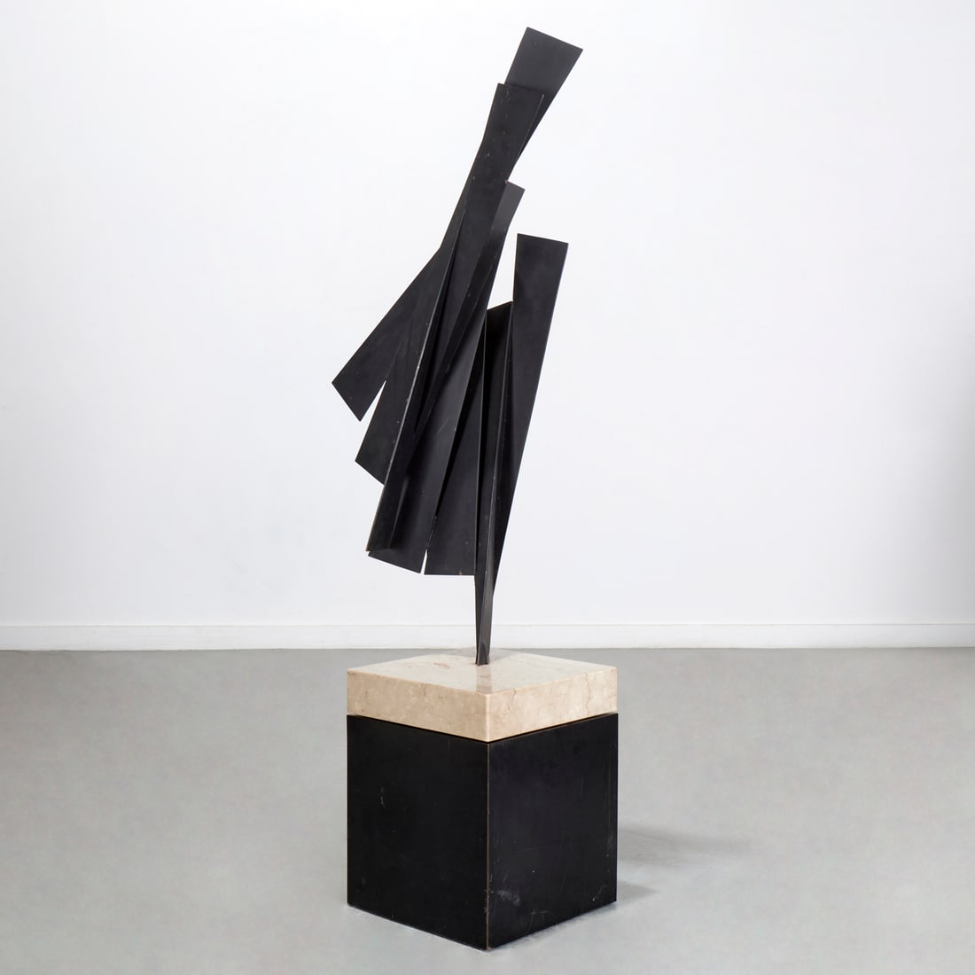 Robert Roesch, painted steel sculpture: Robert Roesch, painted steel sculpture, Robert Roesch (American, b. 1946), Geometric Abstract, stamped lower edge, on stone and metal base, 68"h x 17"squ