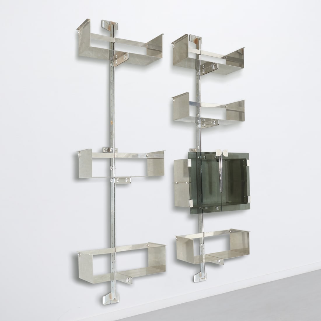 Vittorio Introini for Saporiti P700 wall unit: Vittorio Introini for Saporiti P700 wall unit, c. 1970, Italy, P700 model, from the Proposal series, 2-part wall unit, chrome plated and stainless steel, incl. (1) bank with three open shelves, and