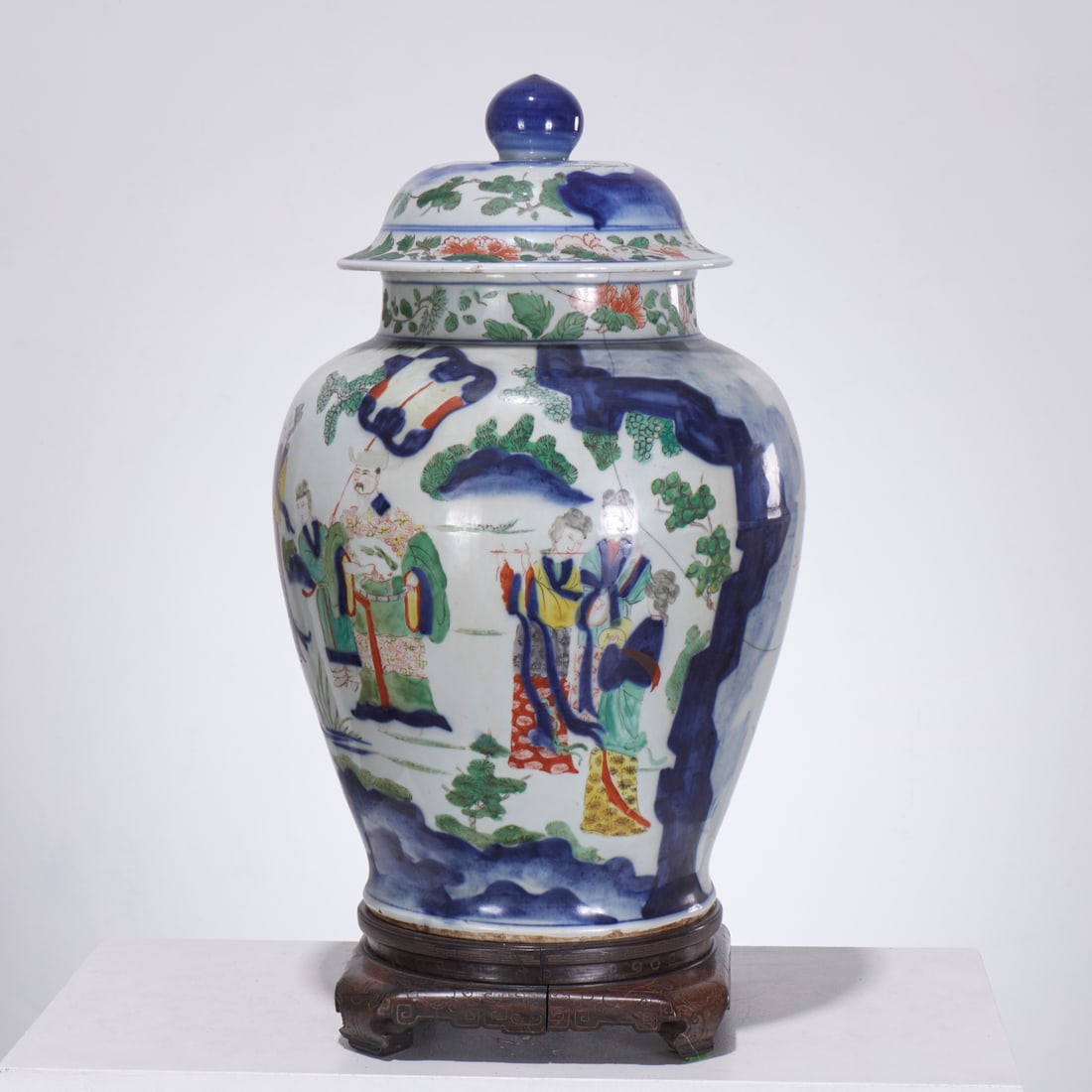 Large Chinese Wucai porcelain jar and cover (1 of 8)