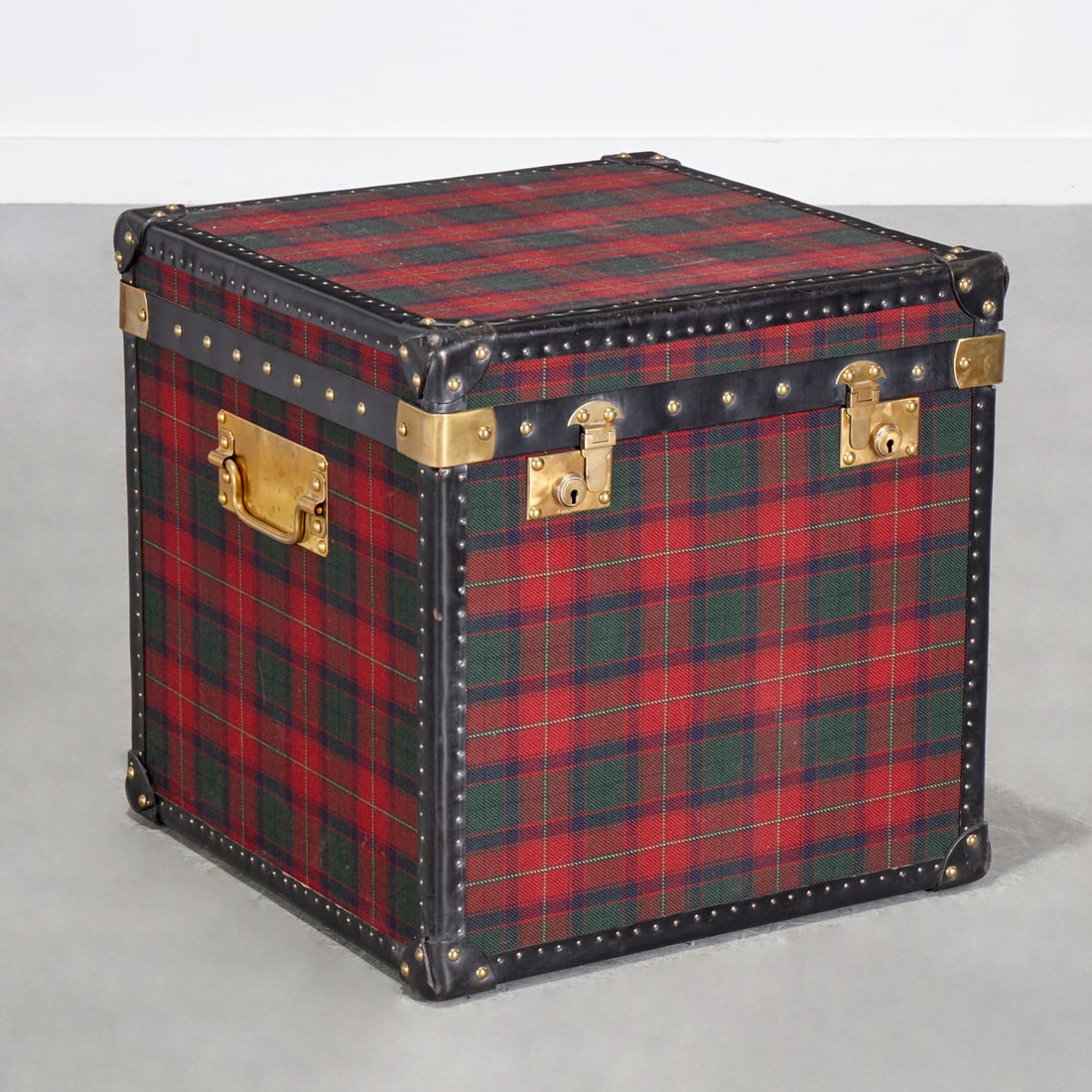 Ralph Lauren, "Duke" tartan trunk table: Ralph Lauren, "Duke" tartan trunk table, 20th/21st c., crimson and forest green plaid upholstery, black leather edging with brass corner mounts and nailhead trim, incl. Ralph Lauren blanket, unmarked,