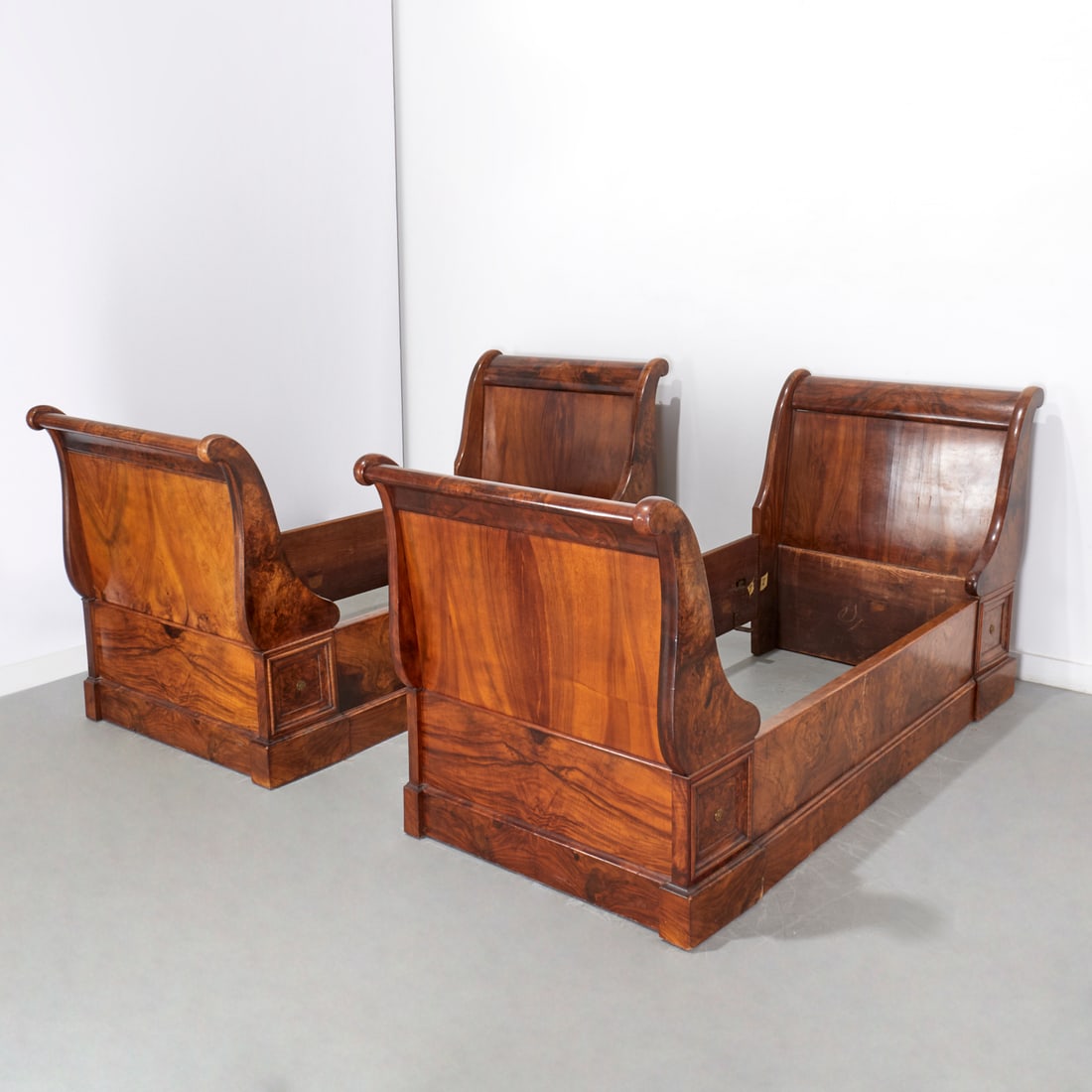 Pair Louis Philippe burlwood sleigh beds (1 of 7)