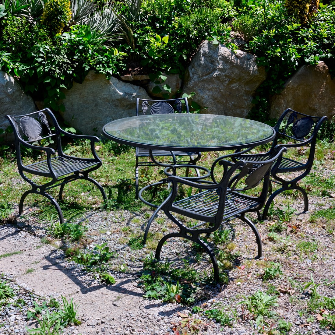 Molla (attrib) "Breakers" aluminum patio suite: Molla (attrib) "Breakers" aluminum patio suite, 20th c., shell and seahorse pattern, slat seats, incl. (1) glass top patio table, and (4) armchairs, unmarked, 29"h x 50"dia (table), 31"h x 21.5"w x 20