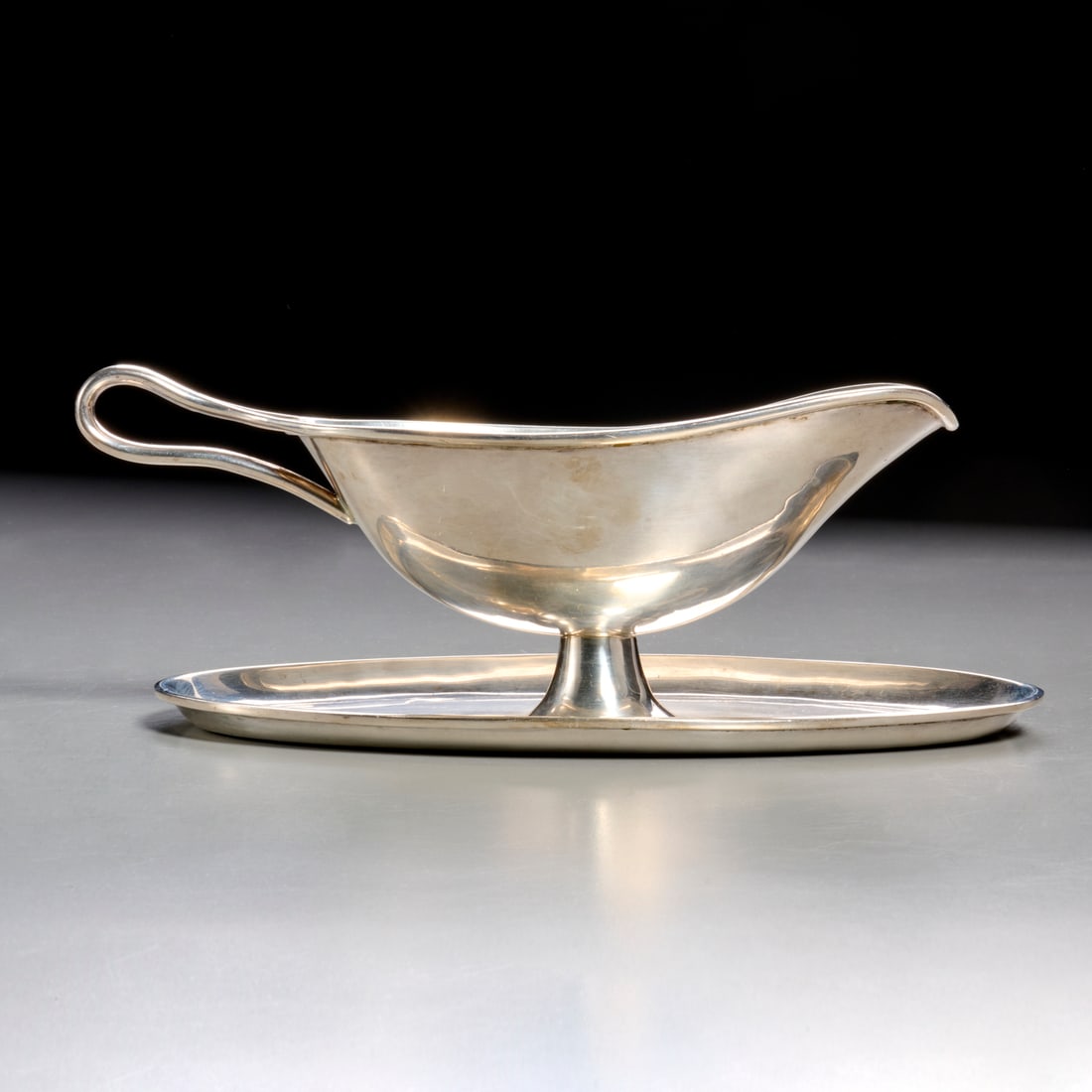 Mexican sterling silver gravy boat: Mexican sterling silver gravy boat, 20th c., one piece with attached underplate, stamped "Sterling, 925, Mexico" to underside along edge, 3.75"h x 10"l x 5.75"w, approx. 15.5ozt