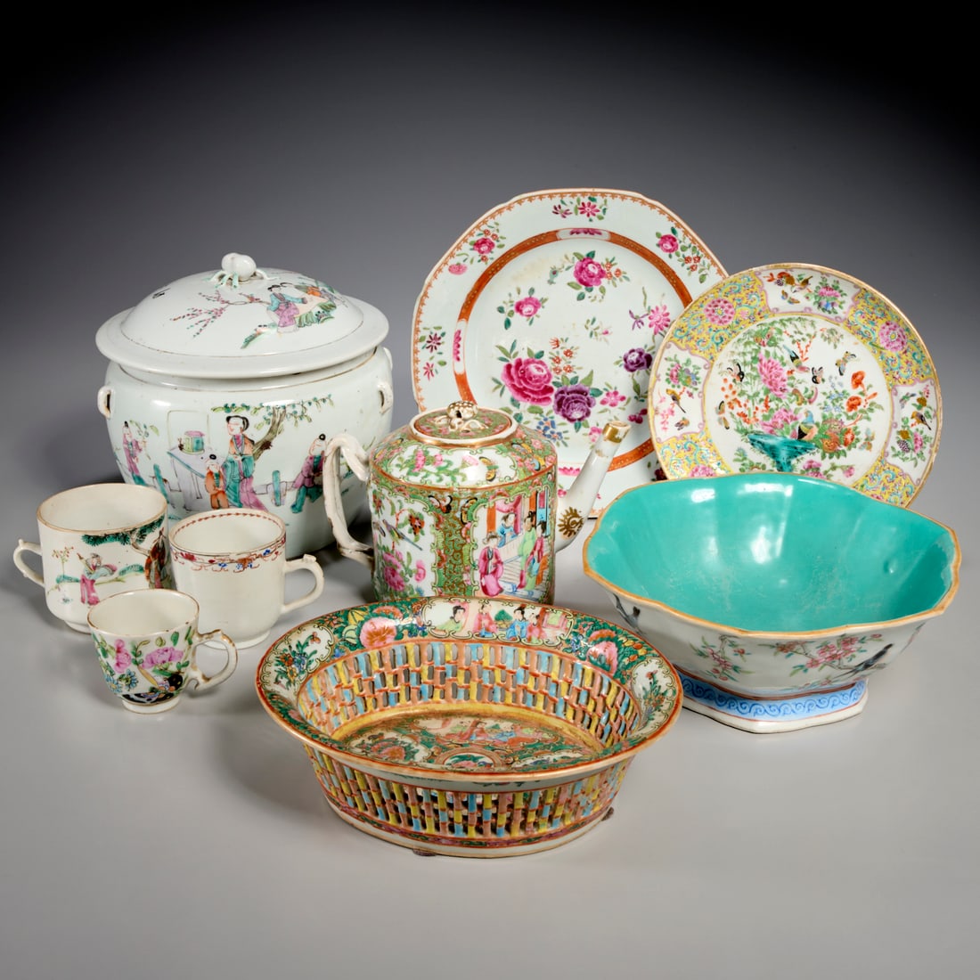 Chinese Qing porcelains group (1 of 9)