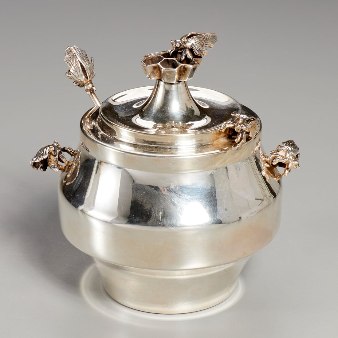 Bier sterling silver honey pot and spoon: Bier sterling silver honey pot and spoon, 20th c., Israel, pot and spoon decorated with silver bees and honeycomb, the pot marked "Bier sterling for Grand" and the spoon "925", with glass Duralex