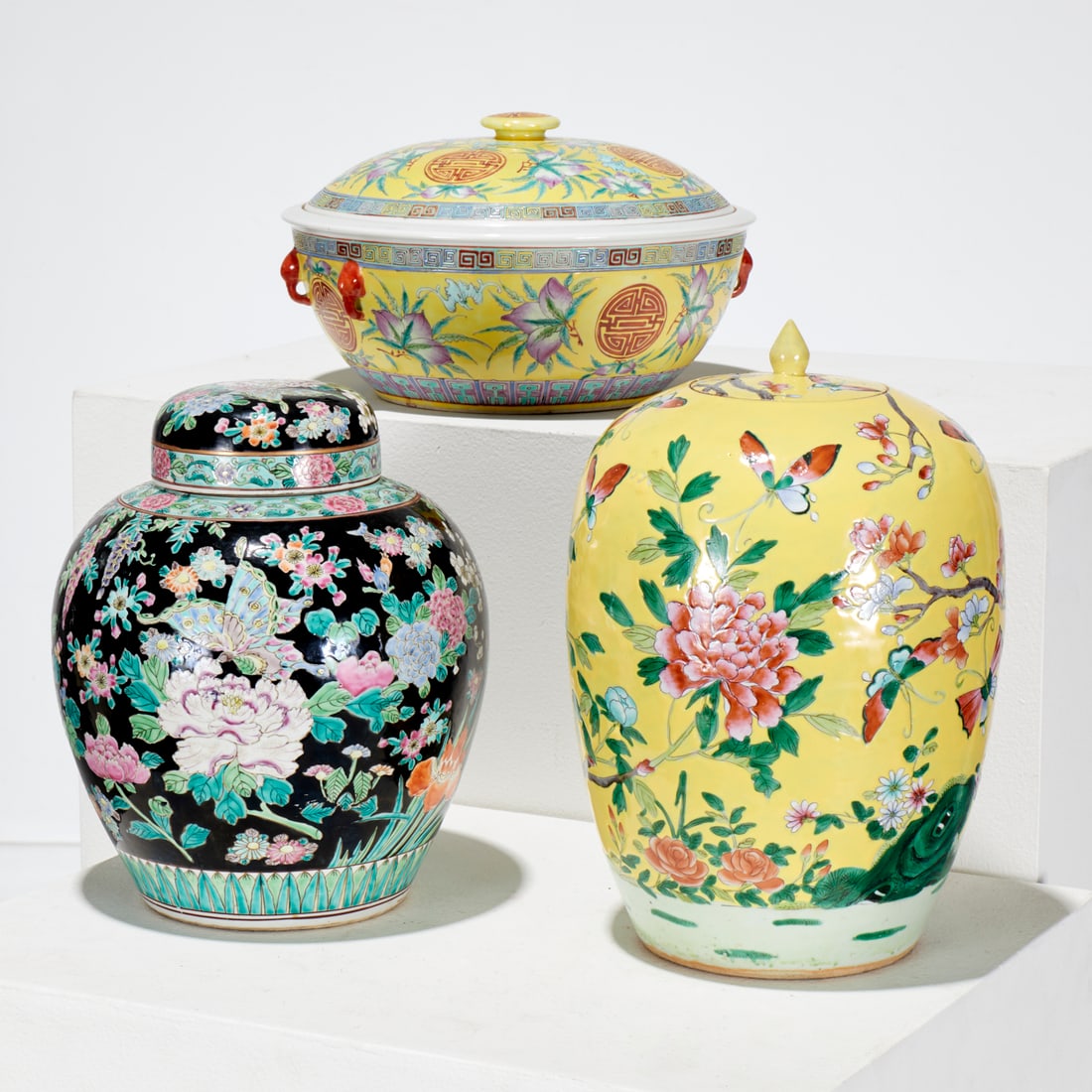 (3) Asian polychrome decorated porcelains: (3) Asian polychrome decorated porcelains, 19th/20th c., incl. a Chinoiserie famille noire lidded ginger jar, 10.5"h x 8.25"w, a Chinese famille jaune lidded jar, unmarked, 12.5"h x 8.5"w, and a Chine