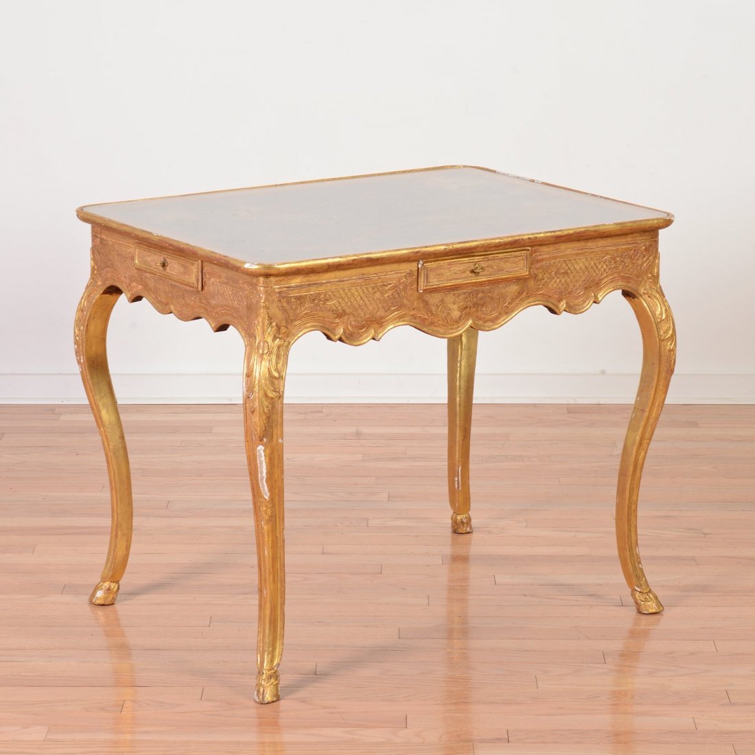 Regence giltwood and chinoiserie lacquer side table: Regence giltwood and chinoiserie lacquer side table, 18th/19th c., trayed top inset with a japan lacquered panel, the apron decorated with delicate gesso work and fitted with 4 drawers, slender cabrio