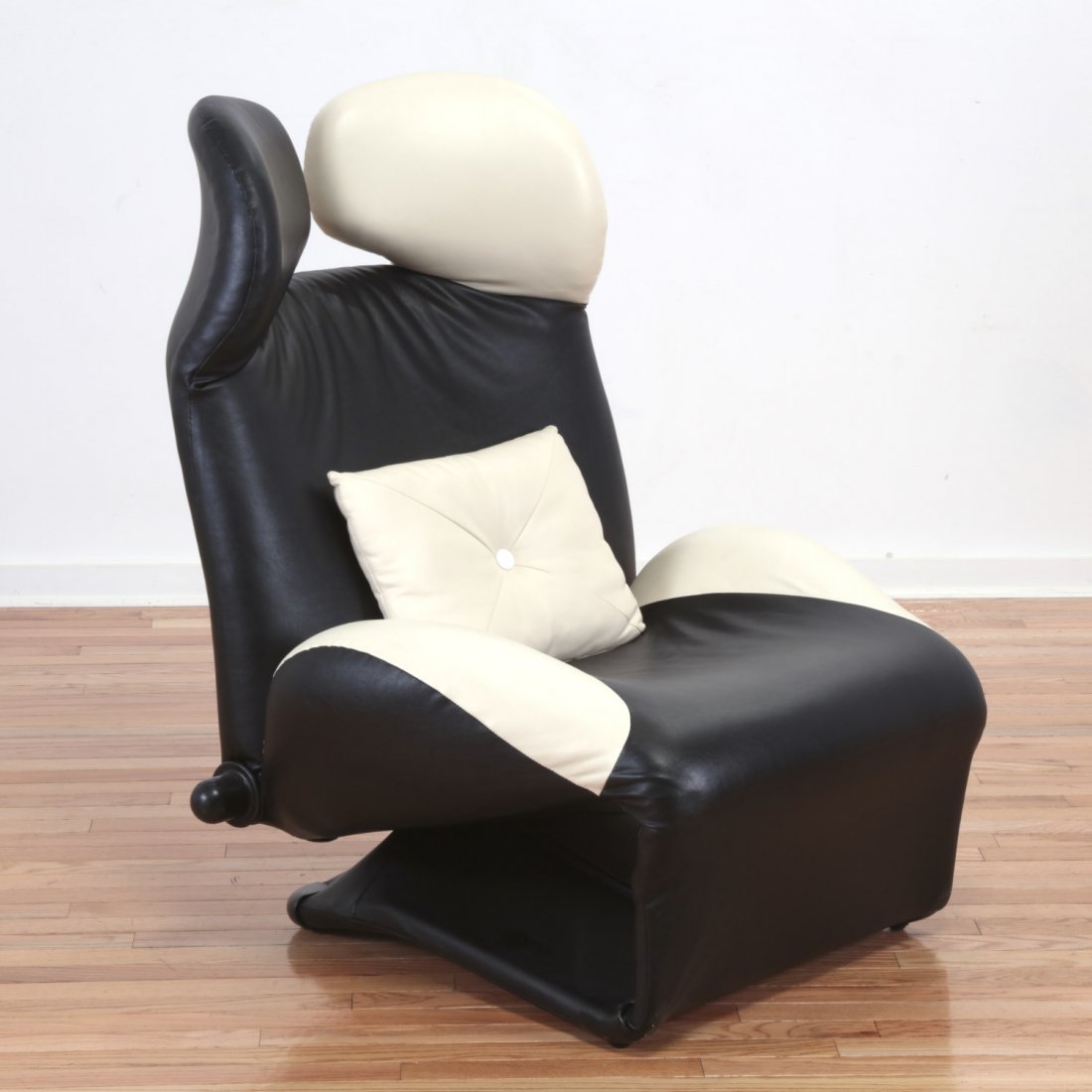 Toshiyuki Kita for Cassina "Wink" easy chair: Toshiyuki Kita for Cassina "Wink" easy chair, 20th c., black and white leather upholstery, steel frame, 40"h x 30"w x 31"d