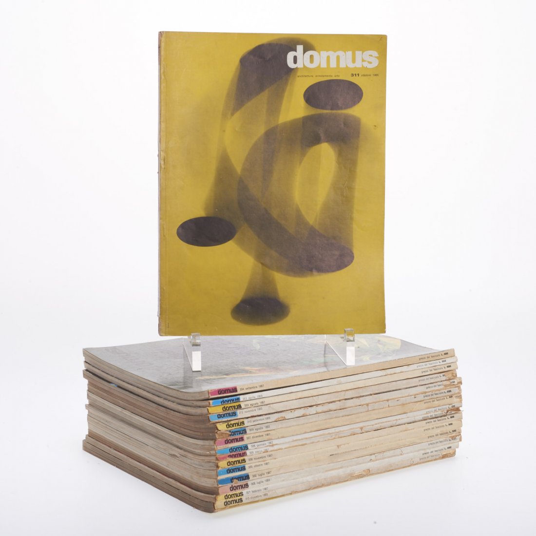 Collection (16) vintage issues of Domus magazine (1 of 4)