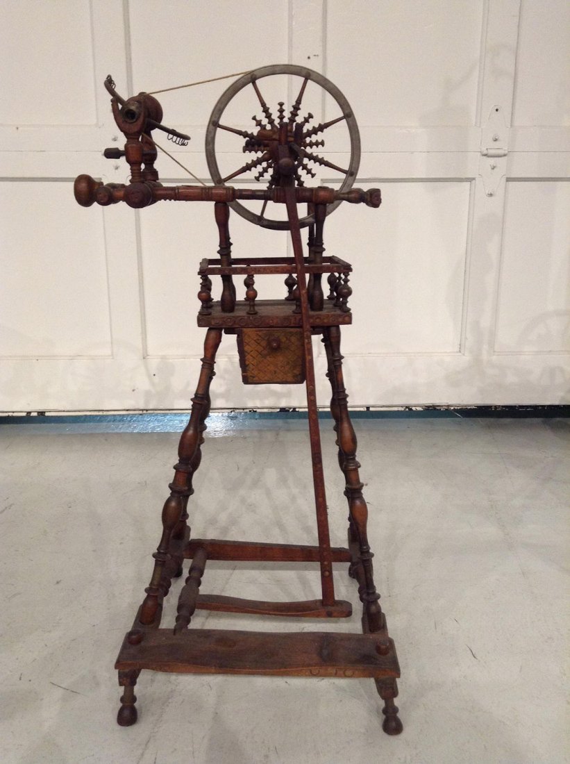 Antique wooden child's spinning wheel (1 of 2)