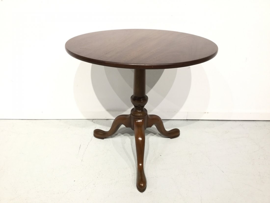 Kittinger Williamsburg Adaptation tripod table: Kittinger Williamsburg Adaptation tripod table, 20th c., 25.25"h x 28"dia.