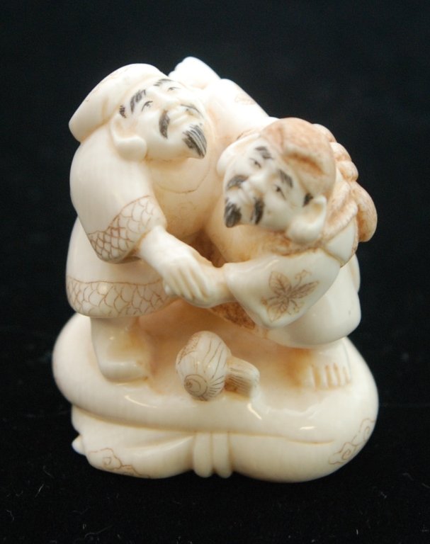 VINTAGE CHINESE CARVED IVORY WRESTLERS NETSUKE: VINTAGE CHINESE CARVED IVORY WRESTLERS NETSUKE Circa Early to Mid 20th Century. Measures Approximately 2" Tall. Great Detail. 54gms Wild life Endangered Species Act laws must be followed to avoid brea