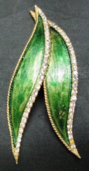 LARGE LEAF DESIGN PIN BY HATTIE CARNEGIE: LARGE LEAF DESIGN PIN BY HATTIE CARNEGIE
