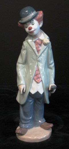 LLADRO CLOWN WITH VIOLIN #5472 Lladro figurine: LLADRO CLOWN WITH VIOLIN #5472 Lladro figurine depicting a clown with a violin, No. 5472. Violin appears to have been re-glued to body, possibly factory done, but not sure. Measures 8.5" tall. In orig