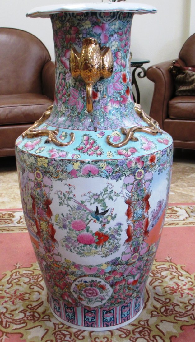CHINESE MONUMENTAL ROSE FAMILLE VASE: CHINESE MONUMENTAL ROSE FAMILLE VASE CHINESE MONUMENTAL ROSE FAMILLE VASE decorated with Pink Roses and Birds throughout the center of Vase depicts a Wealthy Family gathered around Dining Table. 2 Gol
