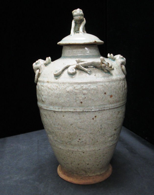 CHINESE SONG DYNASTY STYLE LIDDED VASE: Ceramic Glazed Vase with Foo Dog design and Lizards. Measures 10" Tall weights 926.3 Grams