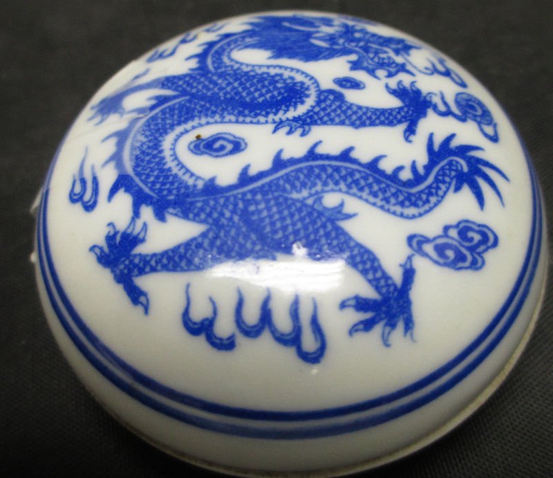CHINESE PORCELAIN BLUE AND WHITE PILL BOX: CHINESE PORCELAIN BLUE AND WHITE PILL BOX Dragon motif Blue and White Pill Box. Measures 2 1/2" Diameter.