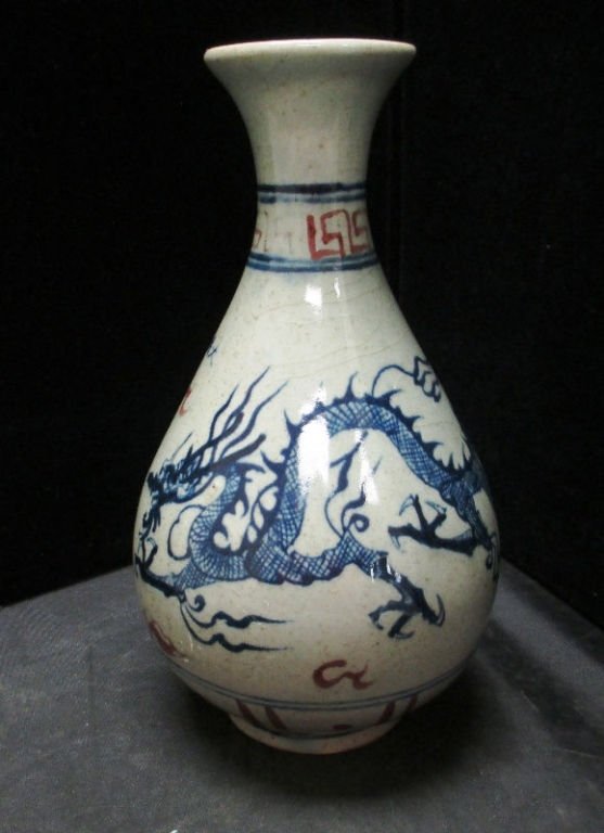 CHINESE TONGZHI PORCELAIN DRAGON VASE: Imperial style Dragon Vase has Tongzhi mark on Vase . Has small chip on Dragon claw. Measures 9 1/2" Tall weights 852.3 Grams