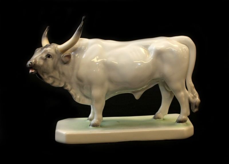 HEREND HUNGARIAN PORCELAIN BULL FIGURE 5281: Herend Hungarian porcelain scculpture depicting a standing bull. Blue Herend marks to bottom with impressed HEREND and numbered 5281. Measures 5" height x 7" length. Total weight of 431 grams.