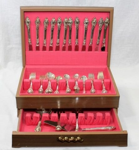 70pc REED & BARTON CAMEO STERLING FLATWARE SET: 70 piece Reed & Barton American sterling silver flatware set in the the Cameo pattern. Set includes 12 knives (9"), 12 forks (7 3/8"), 12 salad forks (6 5/8"), 12 oval soup spoons (6 3/4") and 18 teas