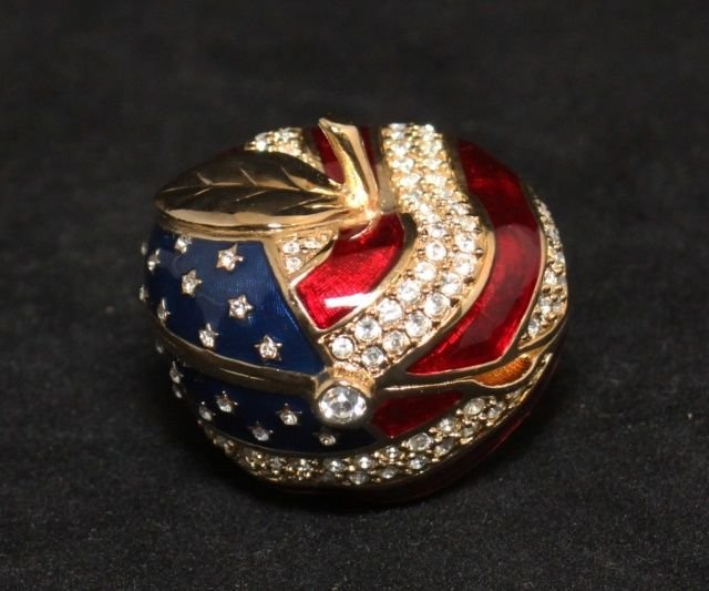 ESTEE LAUDER PERFUME APPLE COMPACT STRONGWATER: Estee Lauder 'America's Apple' figural compact for solid perfume. Number 1XNHX21001. Unused condition. Includes original fitted box and outer cover box. Originally purchased at Neiman Marcus. Box meas