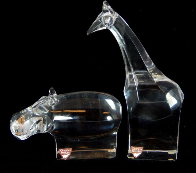 (2PCS) ORREFORS SWEDEN CRYSTAL HIPPO & GIRAFFE: (2PCS) ORREFORS SWEDEN CRYSTAL HIPPO & GIRAFFE. MEASURES 6.5" TALL BY 2" WIDE, 3" TALL BY 4.5" WIDE. TOTAL WEIGHT 1063.1g