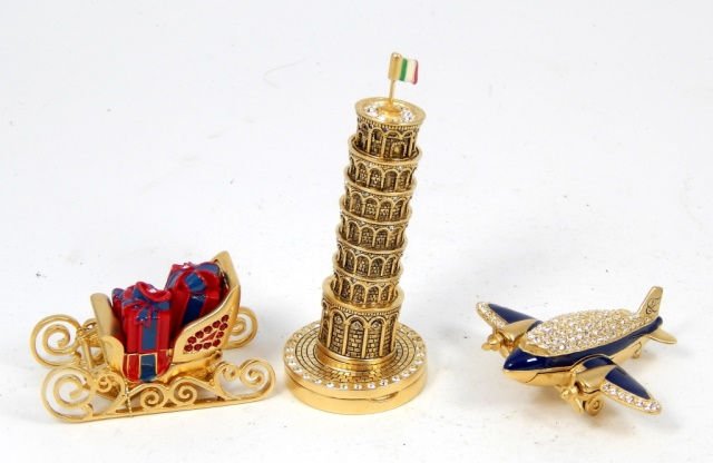 (3) ESTEE LAUDER ENAMEL & STONE MINITURE PERFUMES: ESTEE LAUDER ENAMEL & STONE MINITURE PERFUMES . 1)ESTEE LAUDER BEYOND PARADISE PRECIOUS PLANE 2)ESTEE LAUDER PLEASURES ONE HORSE OPEN SLEIGH 3)ESTEE LAUDER WHITE LINEN PISA TOWER TOTAL WEIGHT: 690g (C