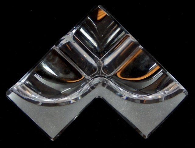 DAUM FRANCE GEO METRIC CUBE SCULPTURE: DAUM FRANCE GEO METRIC CUBE SCULPTURE, SIGNED. MEASURES4" TALL BY 8" WIDE. TOTAL WEIGHT 2040.0g
