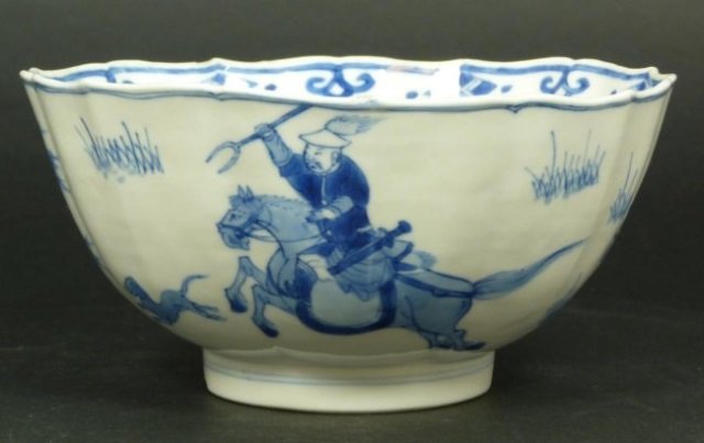 ANTIQUE CHINESE CHENGHUA STYLE PORCELAIN BOWL: Antique Chinese hand painted blue & white porcelain hunt scene bowl having scalloped rim. Bottom holds blue six character calligraphy Ming Chenghua reign mark, but made probably made Qing Dynasty peri