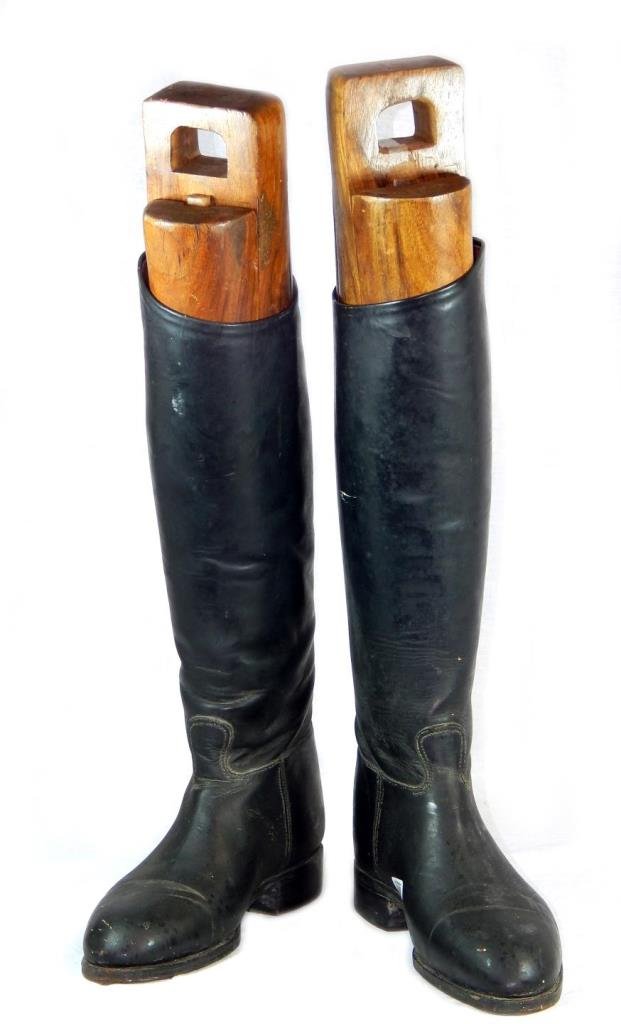 PAIR OF VINTAGE BLACK LEATHER BOOTS SIZE 7 1/2: Pair of Vintage genuine black leather boots wooden inserts. Size 7 1/2.