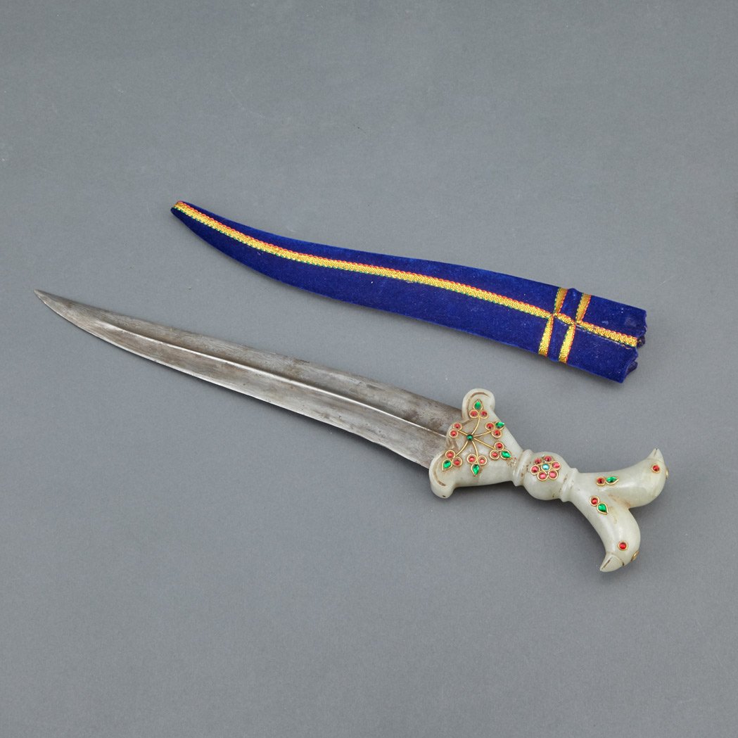 SUPERB ANTIQUE JADE/HARDSTONE MUGHAL DAGGER: SUPERB ANTIQUE JADE/HARDSTONE MUGHAL DAGGER, SIZE APPROX 17.5" LONG