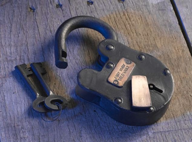 VINTAGE STYLE CAST IRON LOCK - W/ "FT KNOX GOLD VAULT": VINTAGE STYLE CAST IRON LOCK - W/ PLATE THAT READS "FT KNOX GOLD VAULT" - COMES WITH 2 KEYS - APPX 5"H X 3"W X 1.25"D
