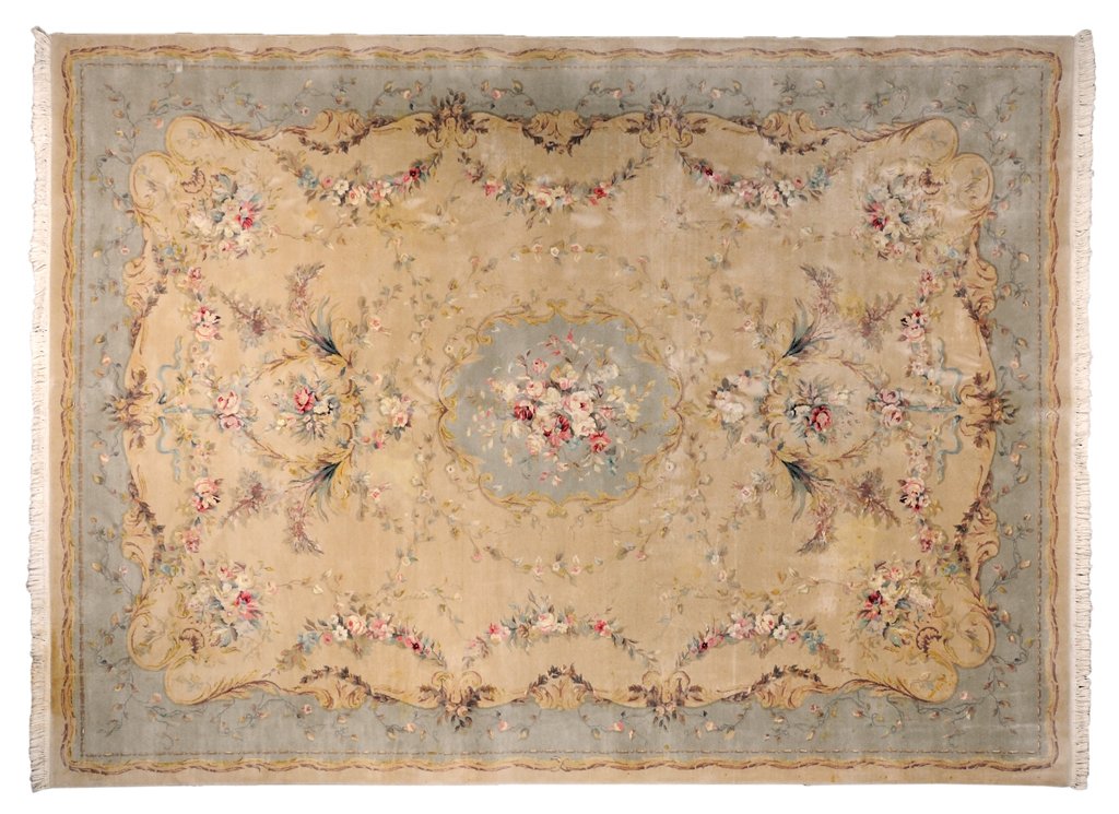 A HAND WOVEN CHINESE FRENCH DESIGN RUG: A HAND WOVEN CHINESE FRENCH DESIGN RUG 20th Century, China French Aubusson design. Size: 12ft x 8ft 6in
