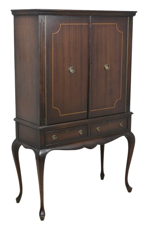 A VINTAGE LOUIS XV STYLE GENTLEMAN'S DRY BAR LIQUOR CAB: A VINTAGE LOUIS XV STYLE GENTLEMAN'S DRY BAR LIQUOR CABINET Mid-20th Century A vintage Louis XV style cabinet features a stepped cornice, two panel doors with inlaid tracery open up to a three shelf i