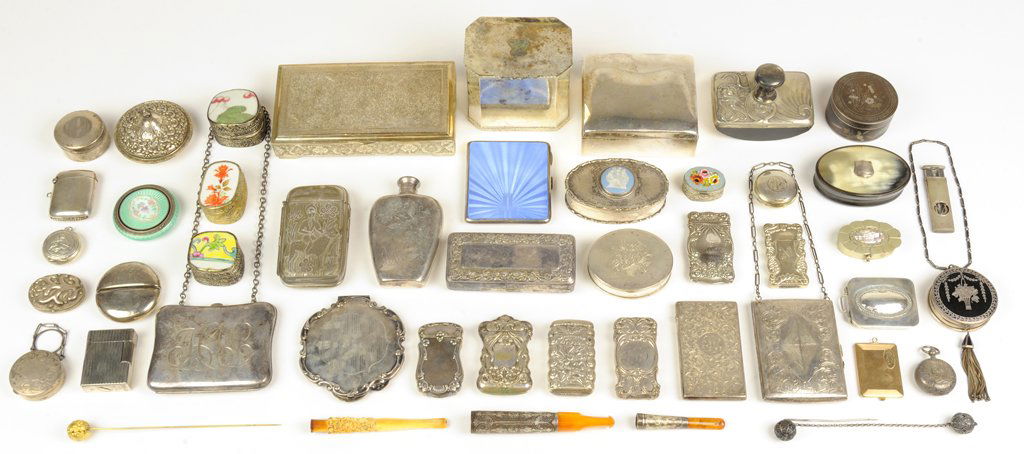 A COLLECTION OF ANTIQUE BOXES, SMOKING AND VANITY ELEME: A COLLECTION OF ANTIQUE BOXES, SMOKING AND VANITY ELEMENTS Early-Mid 20th Century A fine collection of antique boxes includes smoking essentials, hat pins, cigarette case, vanity compact, and statione