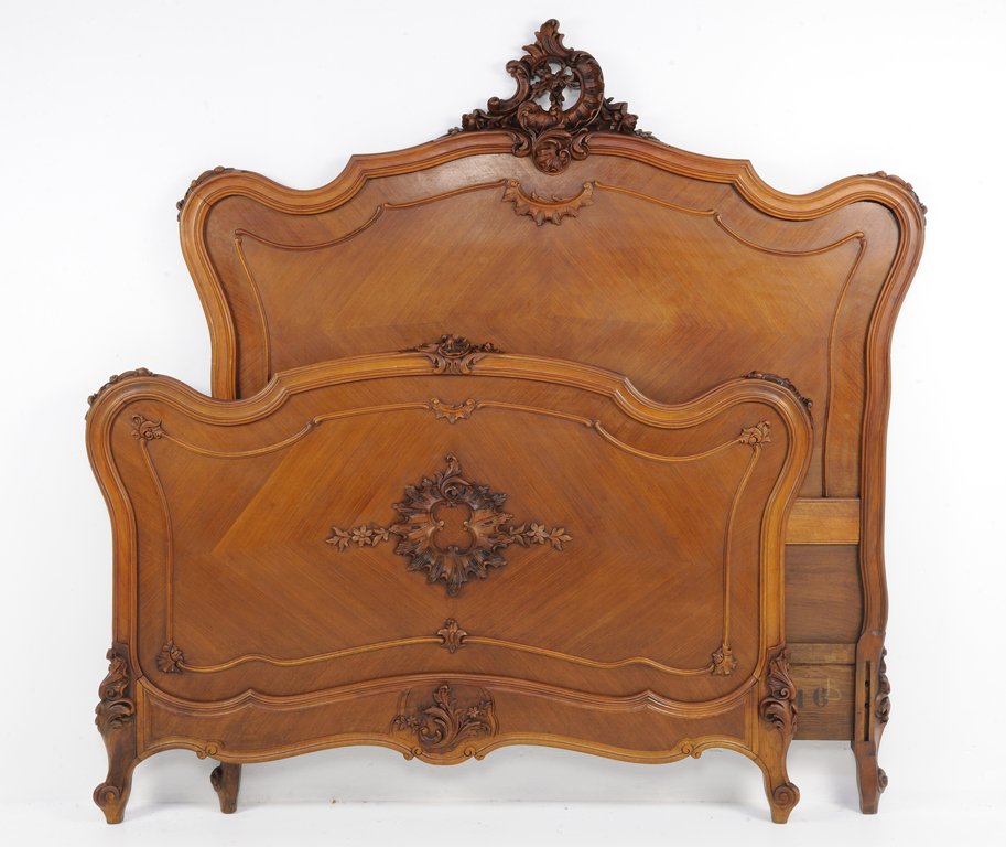 A LOUIS XV STYLE DIAMOND PARQUETRY BED WITH BUDS: A LOUIS XV STYLE DIAMOND PARQUETRY BED WITH BUDS Early 20th Century An antique Louis XV style bed features an acanthus and rose bud pierced carved crest, with diamond parquetry, having bud and acanthu