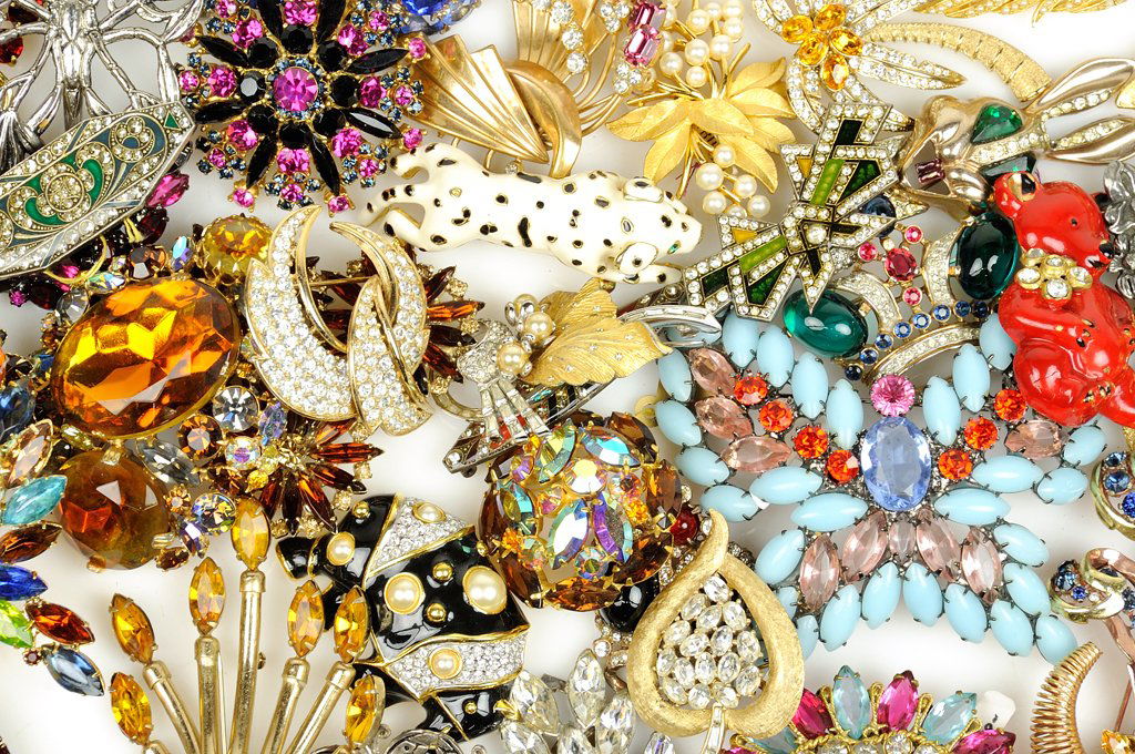 A GROUP OF ART DECO AND VINTAGE COSTUME PINS/BROOCHES: A GROUP OF ART DECO AND VINTAGE COSTUME PINS/BROOCHES The group features butterflies, bear, hippo, dog, crowns, art deco designs and many more costume pins. Includes Trifari, Art, KJL, Razza, Depoase,