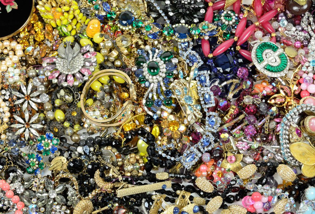 A COLLECTION OF VINTAGE COSTUME JEWELRY: A COLLECTION OF VINTAGE COSTUME JEWELRY Vintage rhinestone costume jewelry including trifari and Coro. Good condition. 260+ pieces.