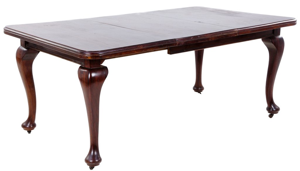 A QUEEN ANNE STYLE TABLE: A QUEEN ANNE STYLE TABLE Early 20th Century, England The dining table raised on Queen Anne style cabriole legs. In very good condition. 28 x 68½ x 40 inches